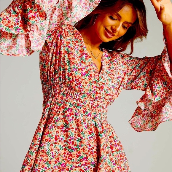 NWT Vici Mila Flared Sleeve Playsuit in White Floral Size Medium - Picture 10 of 12